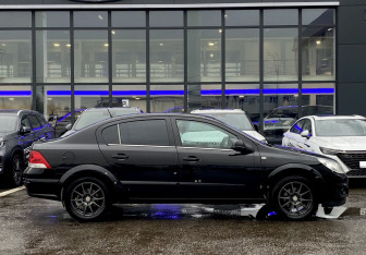 Подержанный автомобиль Opel Astra Sedan 2012 года (4 фото)