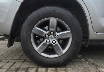 Подержанный автомобиль Toyota RAV4 2011 года (13 фото)