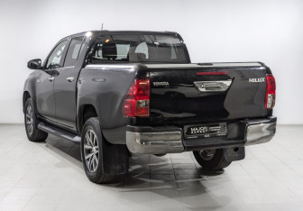 Подержанный автомобиль Toyota Hilux 2017 года (6 фото)