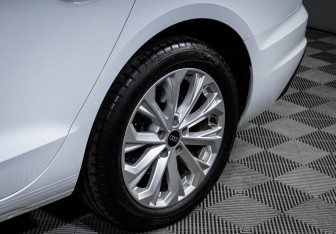 Подержанный автомобиль Audi A4 Sedan 2022 года (15 фото)