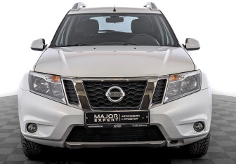 Подержанный автомобиль Nissan Terrano 2014 года (2 фото)