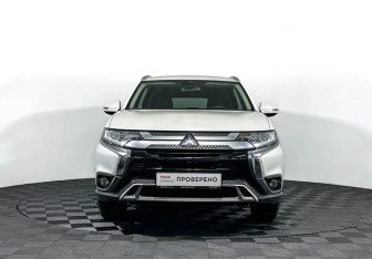 Подержанный автомобиль Mitsubishi Outlander 2019 года (2 фото)
