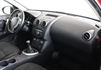 Подержанный автомобиль Nissan Qashqai 2008 года (10 фото)