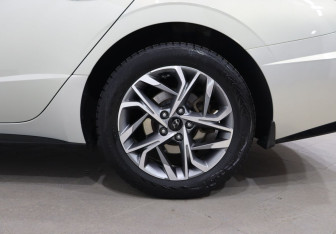 Подержанный автомобиль Hyundai Sonata 2019 года (9 фото)