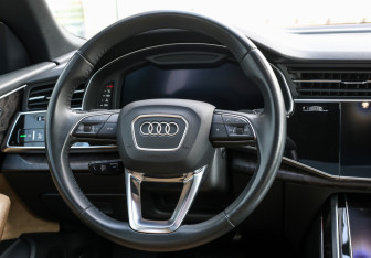 Подержанный автомобиль Audi Q8 2019 года (17 фото)