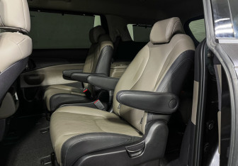 Подержанный автомобиль Kia Carnival 2025 года (10 фото)