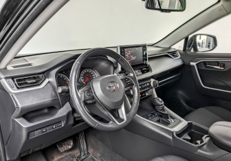 Подержанный автомобиль Toyota RAV4 2021 года (16 фото)