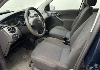 Подержанный автомобиль Ford Focus Sedan 2004 года (9 фото)
