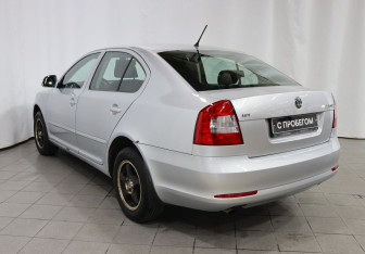 Подержанный автомобиль Skoda Octavia Liftback 2011 года (6 фото)