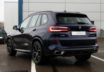 Подержанный автомобиль BMW X5 2021 года (7 фото)