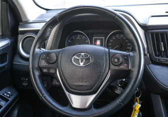 Подержанный автомобиль Toyota RAV4 2015 года (16 фото)