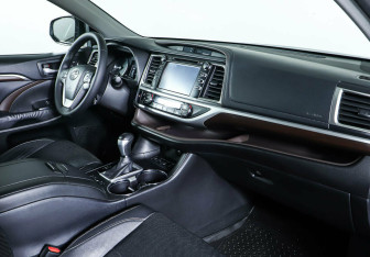 Подержанный автомобиль Toyota Highlander 2014 года (10 фото)