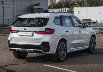 Подержанный автомобиль BMW X1 2025 года (5 фото)