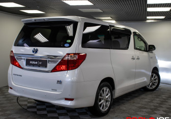 Подержанный автомобиль Toyota Alphard 2013 года (30 фото)