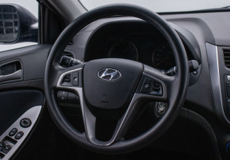 Подержанный автомобиль Hyundai Solaris Hatchback 2015 года (15 фото)