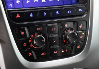 Подержанный автомобиль Opel Astra Hatchback 2013 года (17 фото)