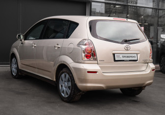 Подержанный автомобиль Toyota Corolla Verso 2006 года (6 фото)