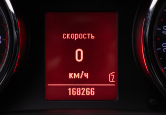 Подержанный автомобиль Opel Astra Hatchback 2011 года (12 фото)