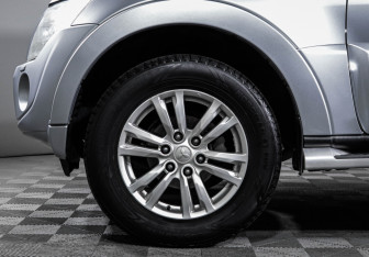 Подержанный автомобиль Mitsubishi Pajero 2012 года (15 фото)