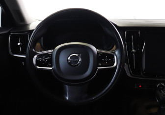 Подержанный автомобиль Volvo S90 2019 года (18 фото)