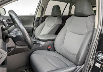 Подержанный автомобиль Toyota RAV4 2021 года (20 фото)