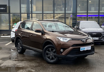 Подержанный автомобиль Toyota RAV4 2016 года (3 фото)