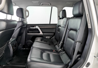 Подержанный автомобиль Toyota Land Cruiser Suv 2015 года (12 фото)