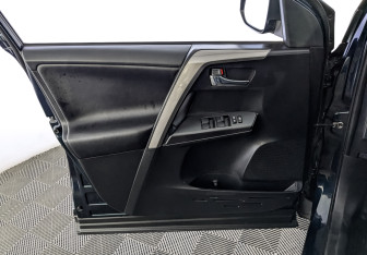 Подержанный автомобиль Toyota RAV4 2018 года (19 фото)