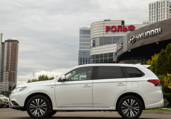 Подержанный автомобиль Mitsubishi Outlander 2022 года (5 фото)