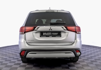 Подержанный автомобиль Mitsubishi Outlander 2021 года (6 фото)