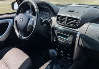 Подержанный автомобиль Nissan Terrano 2015 года (9 фото)