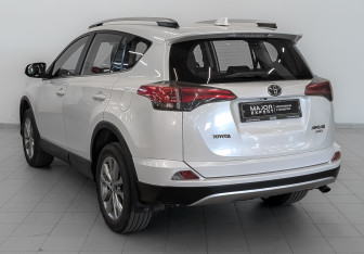 Подержанный автомобиль Toyota RAV4 2019 года (7 фото)