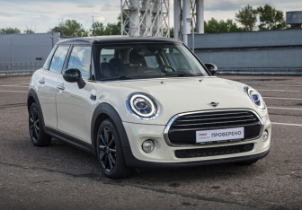 Подержанный автомобиль MINI Hatch 2019 года (3 фото)