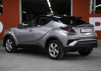Подержанный автомобиль Toyota C-HR 2019 года (7 фото)