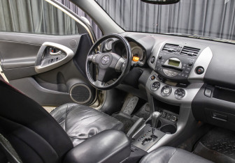 Подержанный автомобиль Toyota RAV4 2006 года (10 фото)