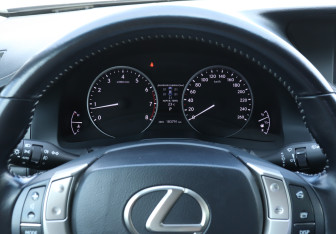 Подержанный автомобиль Lexus ES 2015 года (11 фото)