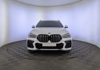 Подержанный автомобиль BMW X6 2022 года (2 фото)