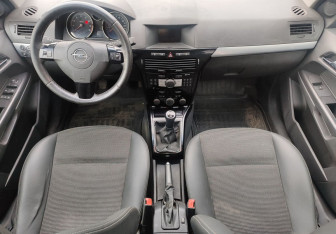 Подержанный автомобиль Opel Astra Sedan 2013 года (10 фото)