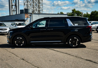 Подержанный автомобиль Kia Carnival 2024 года (8 фото)