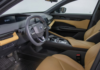 Подержанный автомобиль Changan UNI-V 2023 года (10 фото)