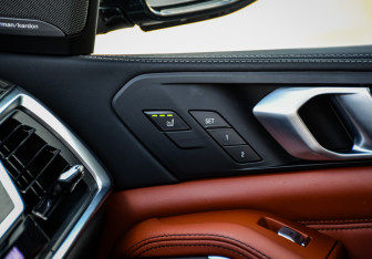 Подержанный автомобиль BMW X7 2022 года (99 фото)
