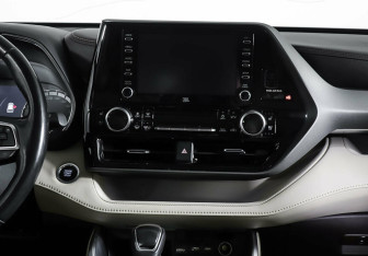 Подержанный автомобиль Toyota Highlander 2020 года (11 фото)