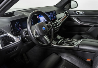 Подержанный автомобиль BMW X7 2023 года (10 фото)