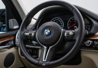 Подержанный автомобиль BMW X5 M 2015 года (15 фото)