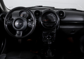 Подержанный автомобиль MINI Countryman 2016 года (12 фото)