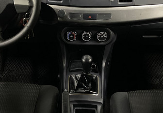 Подержанный автомобиль Mitsubishi Lancer Sedan 2012 года (13 фото)