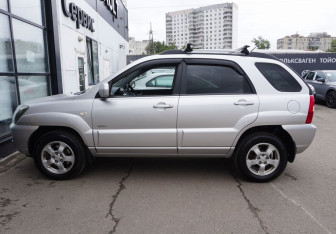 Подержанный автомобиль Kia Sportage 2008 года (8 фото)