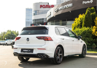 Подержанный автомобиль Volkswagen Golf Hatchback 2020 года (4 фото)