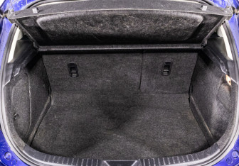 Подержанный автомобиль Mazda 3 Hatchback 2012 года (12 фото)
