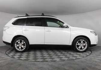 Подержанный автомобиль Mitsubishi Outlander 2013 года (4 фото)